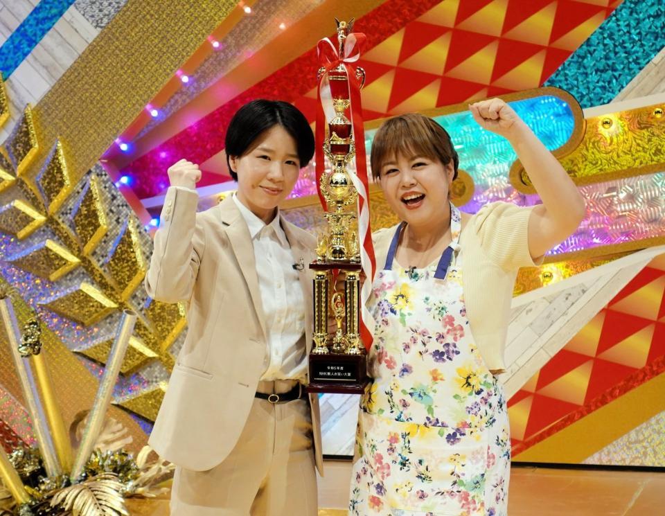 　「ＮＨＫ新人お笑い大賞」で大賞を受賞した天才ピアニスト・竹内知咲（左）とますみ