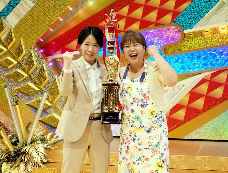 　「ＮＨＫ新人お笑い大賞」で大賞を受賞した天才ピアニスト・竹内知咲（左）とますみ