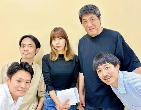 　阪神の日本一にあやかり公演の成功を誓う嶋尾康史（後列右）と主演の柊子（後列中央）ら