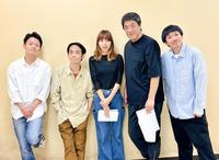 　阪神の日本一にあやかり公演の成功を誓う演出の嶋尾康史（右から２人目）と主演の柊子（中央）ら