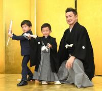 　超歌舞伎「今昔饗宴千本桜」の取材会に登場した（左から）長男・小川陽喜くん、次男・夏幹くん、中村獅童（撮影・佐々木彰尚）