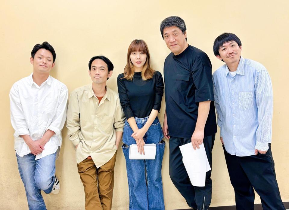 　阪神の日本一にあやかり公演の成功を誓う演出の嶋尾康史（右から２人目）と主演の柊子（中央）ら