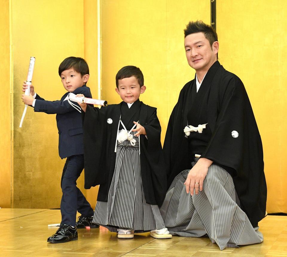 　超歌舞伎「今昔饗宴千本桜」の取材会に登場した（左から）長男・小川陽喜くん、次男・夏幹くん、中村獅童（撮影・佐々木彰尚）