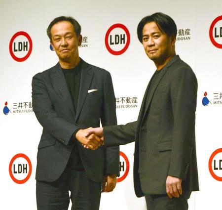 　握手交わすＨＩＲＯ（右）と若林瑞穂氏