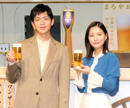 　発表会に出席した松下洸平（左）と芳根京子