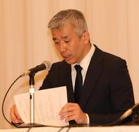 　会見で経緯について説明する宝塚歌劇団理事・制作部長の井塲睦之氏（撮影・坂部計介）