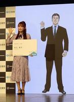 　島耕作のＣＧとともに手を振る中川翔子ⓒ弘兼憲史／講談社