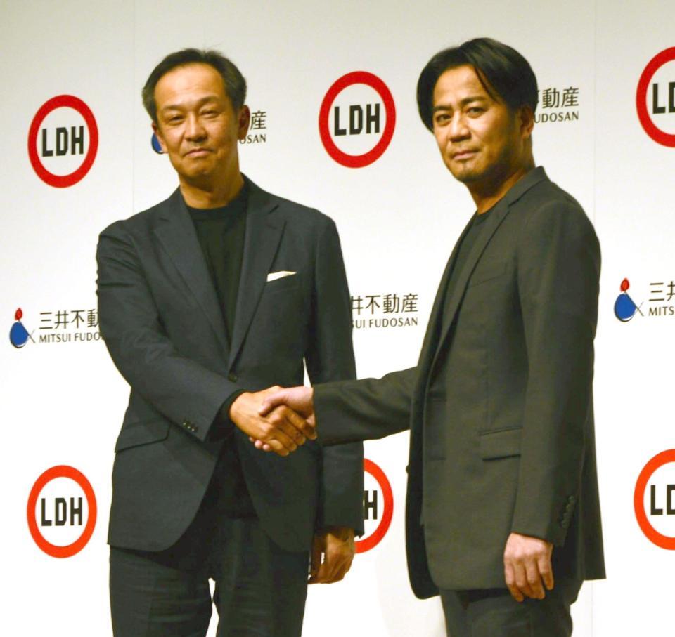 　握手交わすＨＩＲＯ（右）と若林瑞穂氏