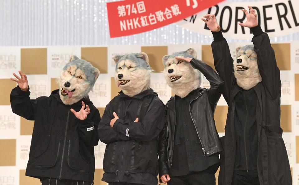 　ポーズを決めるＭＡＮ　ＷＩＴＨ　Ａ　ＭＩＳＳＩＯＮ（撮影・佐々木彰尚）