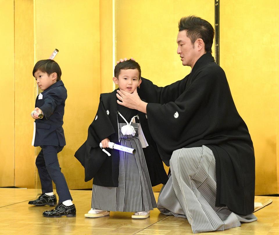 　超歌舞伎「今昔饗宴千本桜」の取材会に登場した（左から）長男・小川陽喜くん、次男・夏幹くん、中村獅童（撮影・佐々木彰尚）