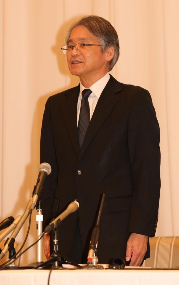 　会見冒頭で謝罪の言葉を述べる宝塚歌劇団理事長・木場健之氏（撮影・坂部計介）