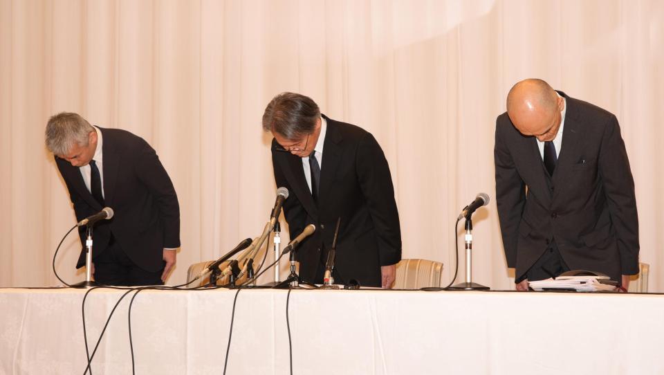 　会見冒頭で頭を下げる（左から）歌劇団理事・制作部長の井塲睦之氏、歌劇団理事長・木場健之氏、歌劇団専務理事・村上浩爾氏（撮影・坂部計介）