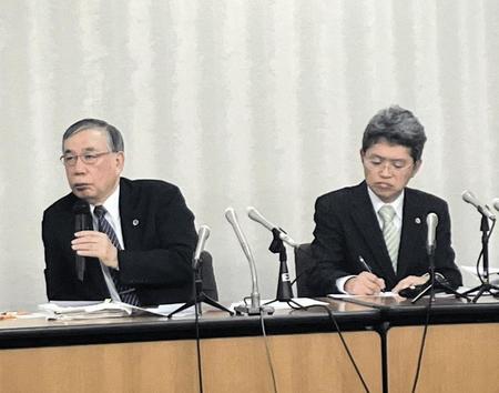 　会見を行った遺族側の代理人である川人博弁護士（左）と井上耕史弁護士