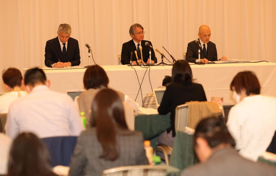 　多数の報道陣を前に会見を行った（左から）宝塚歌劇団理事・制作部長の井塲睦之氏、宝塚歌劇団理事長・木場健之氏、宝塚歌劇団専務理事・村上浩爾氏（撮影・坂部計介）