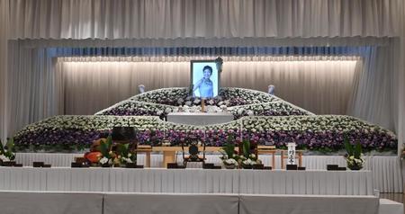 　大橋純子さんの祭壇＝東京・増上寺光摂殿（撮影・西岡正）