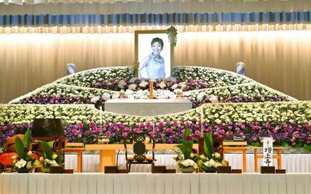 　大橋純子さんの祭壇（撮影・西岡正）