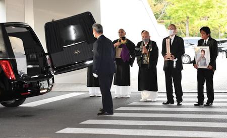 　大橋純子さんの出棺を見守る（右端から）松崎しげる、夫・佐藤健氏（撮影・開出牧）