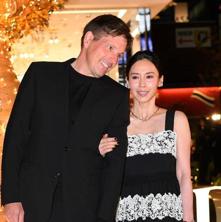 　イベントの登場した中谷美紀、ティロ・フェヒナー夫妻＝南青山のＤＩＯＲ（撮影・三好信也）