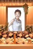 　大橋純子さんの遺影＝東京・増上寺光摂殿（撮影・西岡正）