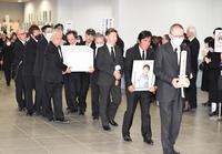 　出棺される大橋純子さんの柩（ひつぎ）。右手前から位牌を手に沈痛の面持ちの夫・佐藤健氏、遺影を持つ松崎しげる、オフィスウォーカー・岡本伸章社長（撮影・開出牧）