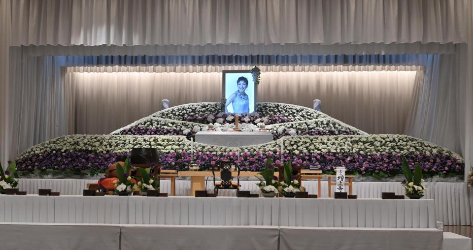 　大橋純子さんの祭壇＝東京・増上寺光摂殿（撮影・西岡正）