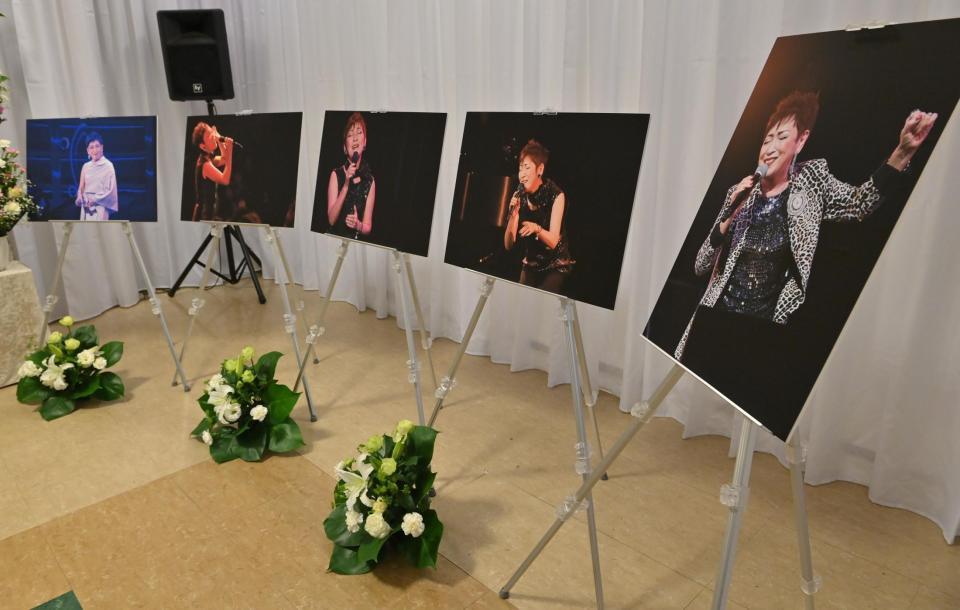 　入口に飾られた大橋純子さんの写真＝東京・増上寺光摂殿（撮影・西岡正）