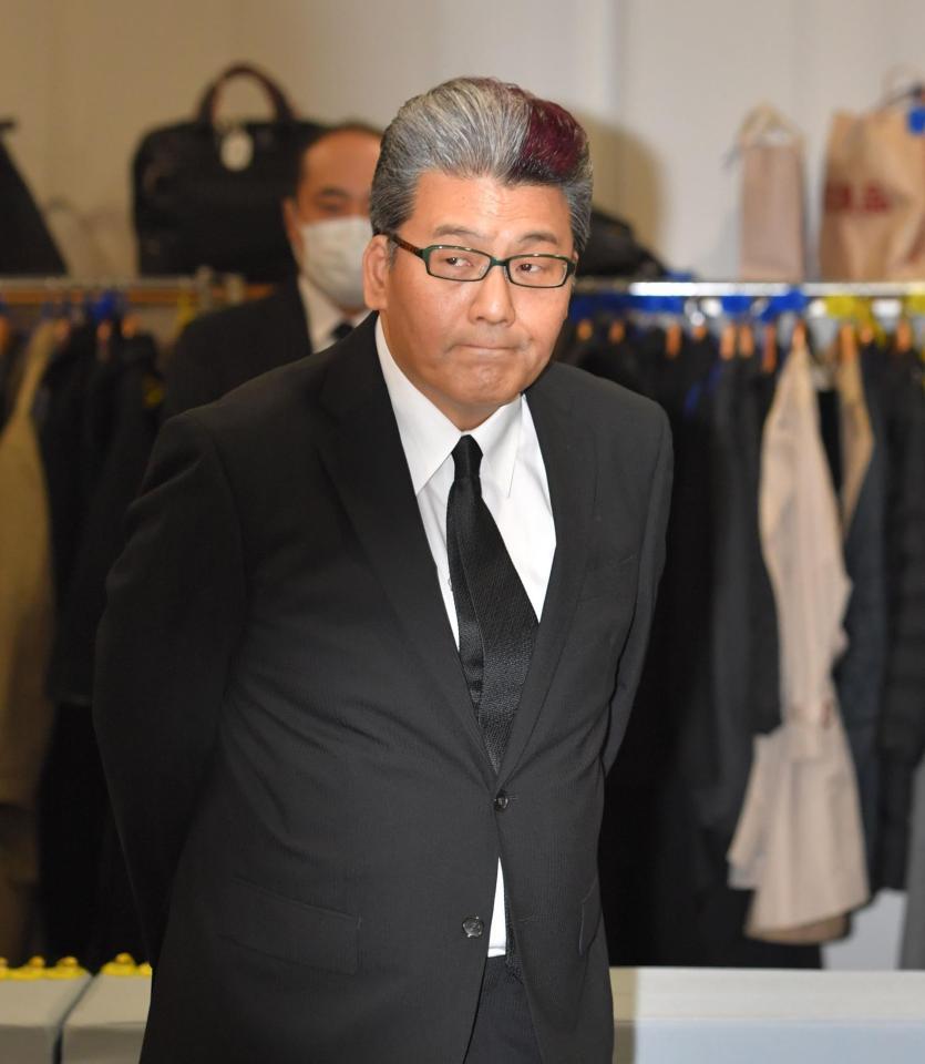 　通夜の弔問を終え、引き揚げるフジテレビ・軽部真一アナ＝東京・増上寺光摂殿（撮影・西岡正）