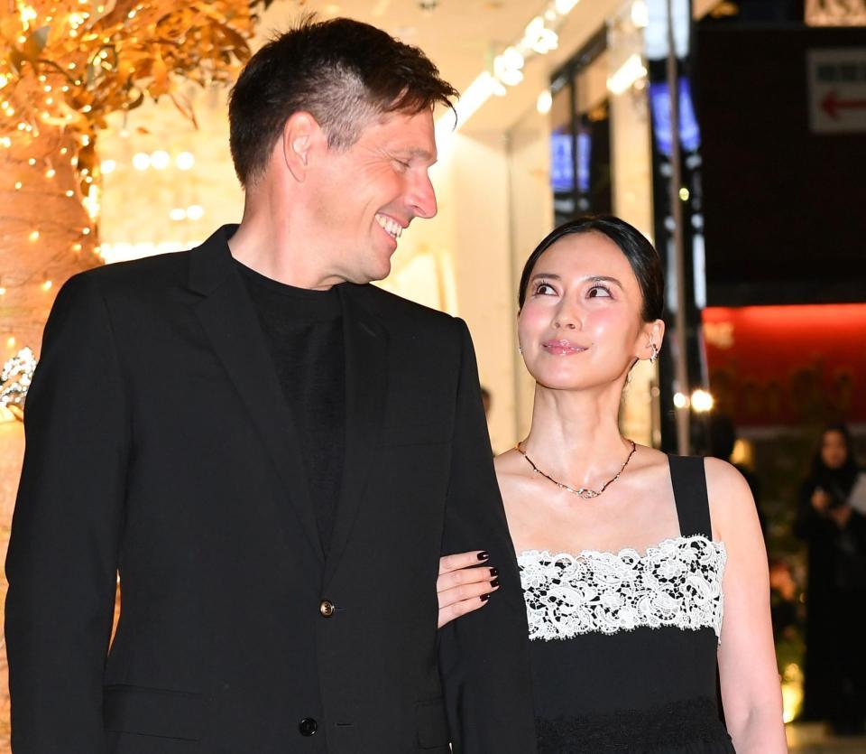 　イベントの登場した中谷美紀、ティロ・フェヒナー夫妻＝南青山のＤＩＯＲ（撮影・三好信也）