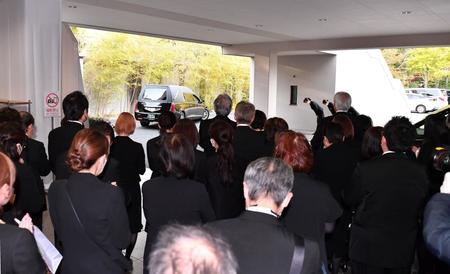 　大橋純子さんの柩（ひつぎ）を乗せた霊柩車を見送る人々（撮影・開出牧）