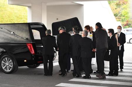 　霊柩車に運び込まれる大橋純子さんの柩（ひつぎ）＝撮影・開出牧