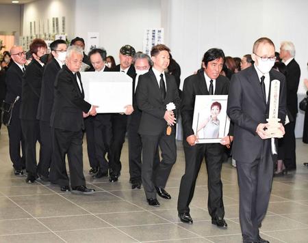 　出棺する大橋純子さんの柩。手前から夫の佐藤健氏、松崎しげる、オフィスウォーカー・岡本伸章社長