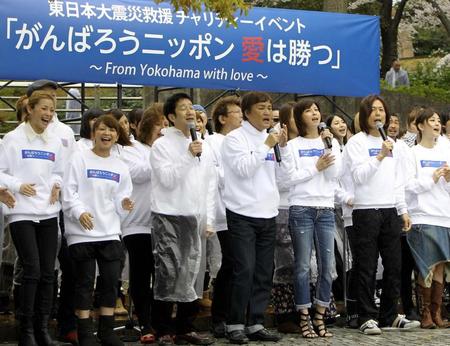 　２０１１年４月、東日本大震災支援活動に参加したＫＡＮさん（左から３人目）。左から松浦亜弥、矢口真里、堀内孝雄、森高千里、つんく♂、相田翔子