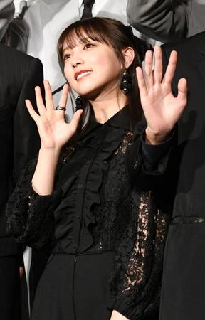 　客席に手を振る与田祐希（撮影・佐藤厚）