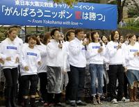 　２０１１年４月、東日本大震災支援活動に参加したＫＡＮさん（左から３人目）。左から松浦亜弥、矢口真里、堀内孝雄、森高千里、つんく♂、相田翔子