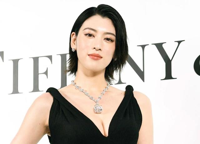 三吉彩花 大胆フロントで圧倒的女王感！ 素肌に黒ジャケット、豪華