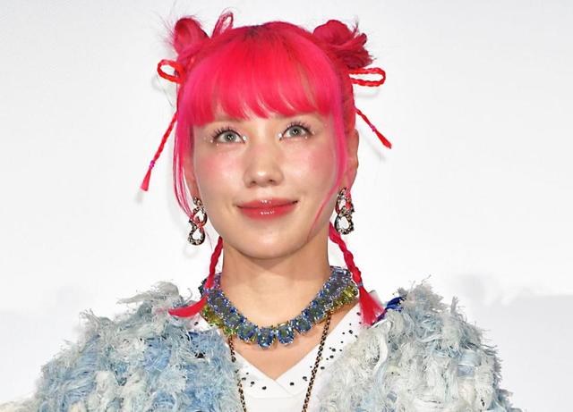 赤髪の仲里依紗 背中バックリのデニムワンピに「かっこよすぎだろ
