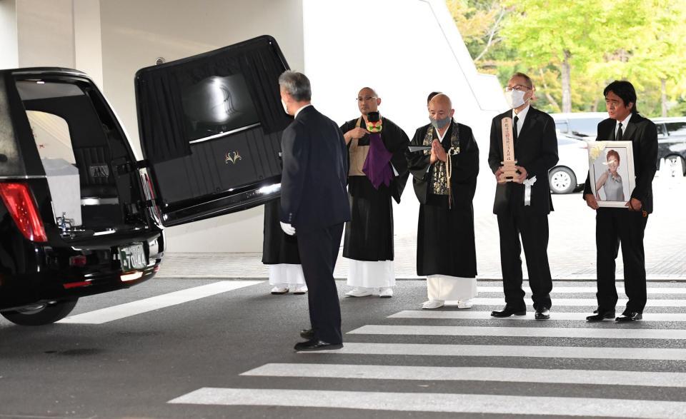 　大橋純子さんの出棺を見守る（右端から）松崎しげる、夫・佐藤健氏（撮影・開出牧）