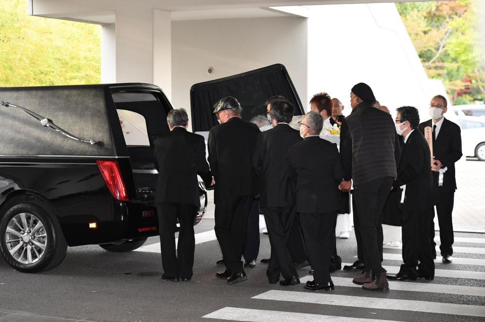 　霊柩車に運び込まれる大橋純子さんの柩（ひつぎ）＝撮影・開出牧