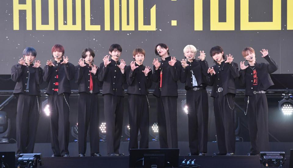 　ポーズを決める＆ＴＥＡＭの（左から）ＦＵＭＡ、ＥＪ、ＹＵＭＡ、ＪＯ、ＨＡＲＵＡ、Ｋ、ＭＡＫＩ、ＮＩＣＨＯＬＡＳ、ＴＡＫＩ＝東京・六本木ヒルズアリーナ（撮影・佐々木彰尚）