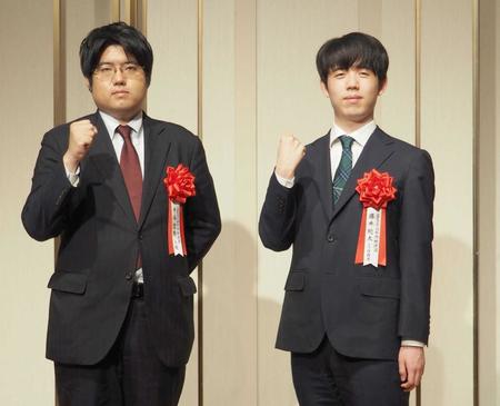 　登壇した藤井聡太八冠（右）と糸谷哲郎八段