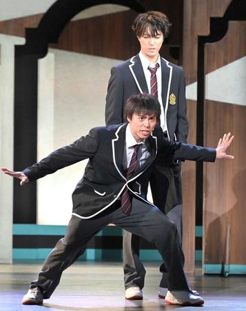 　富永勇也（上）と熱演する小野塚勇人（撮影・西岡正）