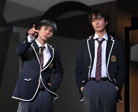 　富永勇也（右）と熱演する小野塚勇人（撮影・西岡正）