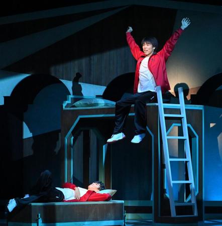 　主演の「ヒナ」役を熱演する小野塚勇人（上）＝撮影・西岡正