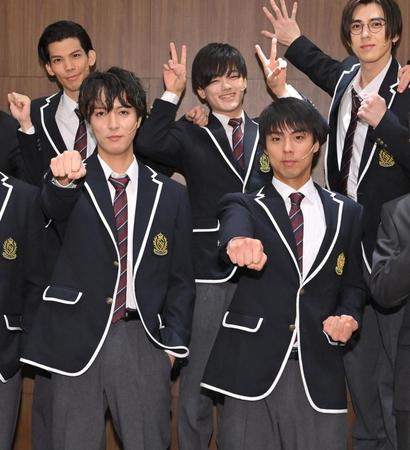 　富永勇也（前列左）と並んでポーズを決める小野塚勇人（同右）＝撮影・西岡正