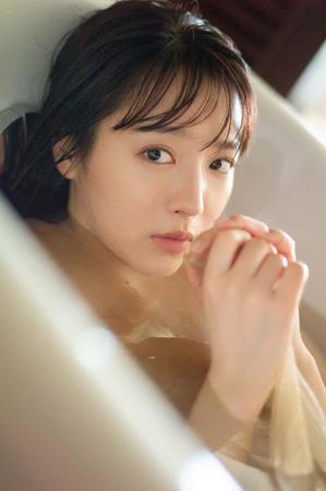 　ベージュのドレスを身にまとい浴槽で撮影した中山莉子©ＫＡＤＯＫＡＷＡ　撮影／細居幸次郎