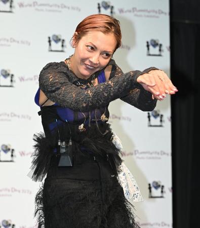 　早産児のイベントに出演しおどける土屋アンナ（撮影・金田祐二）