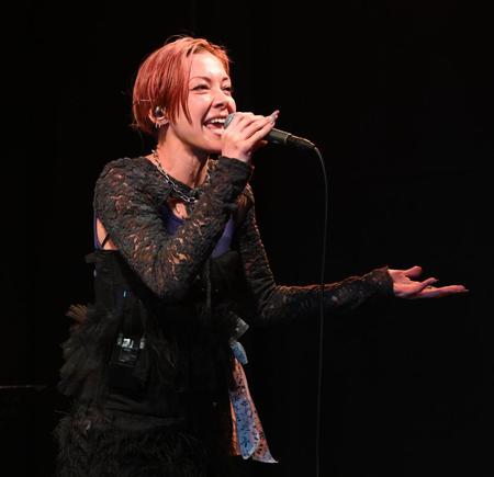 　早産児のイベントに出演し熱唱する土屋アンナ（撮影・金田祐二）
