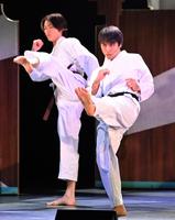 　空手を披露する小野塚勇人（右）＝撮影・西岡正