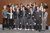 　勢ぞろいしてポーズを決める（前列左から）板垣恭一氏、陳内将、加藤良輔、富永勇也、小野塚勇人、鈴木壮麻、青野紗穂（後列左から）松村優、横山賀三、健人、長江崚行、加藤将、山野光（撮影・西岡正）