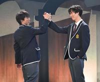 　富永勇也（右）と熱演する小野塚勇人（撮影・西岡正）